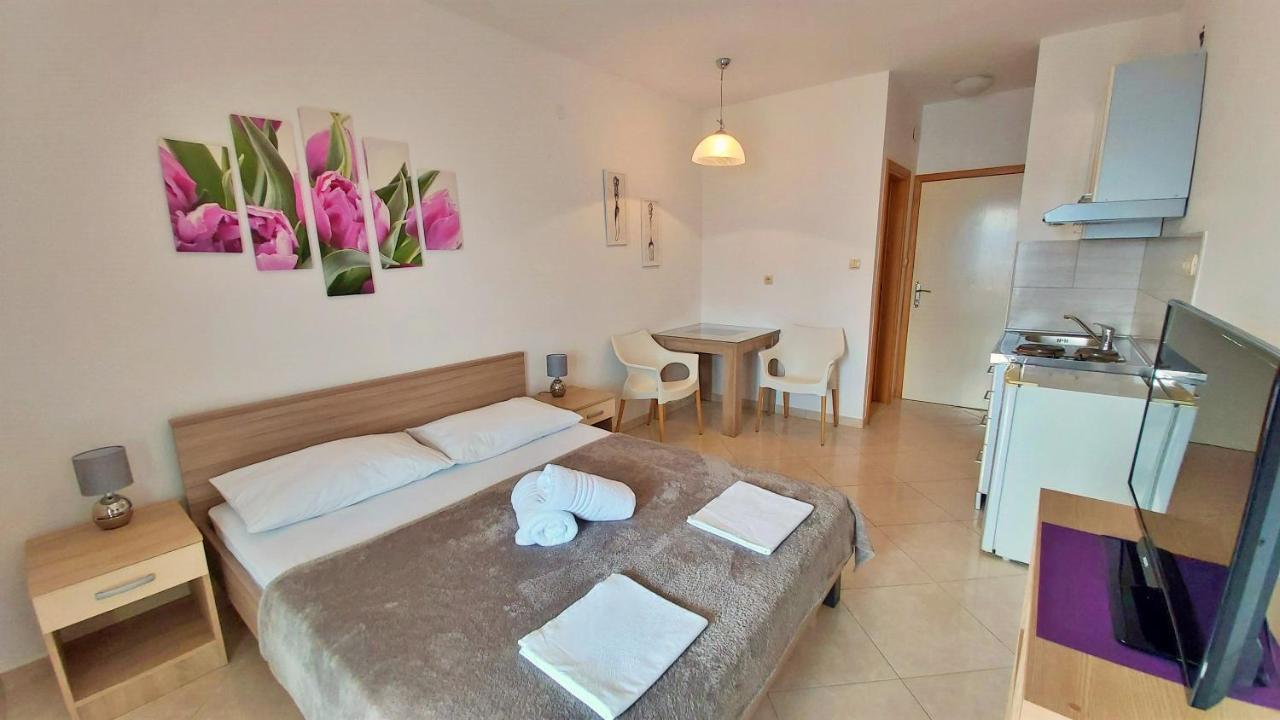 Apartments Nemira Omis Bagian luar foto