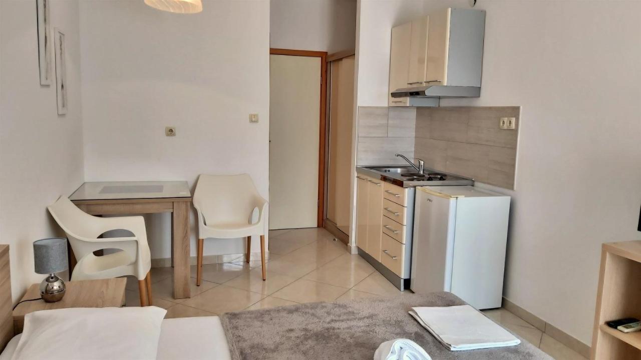 Apartments Nemira Omis Bagian luar foto