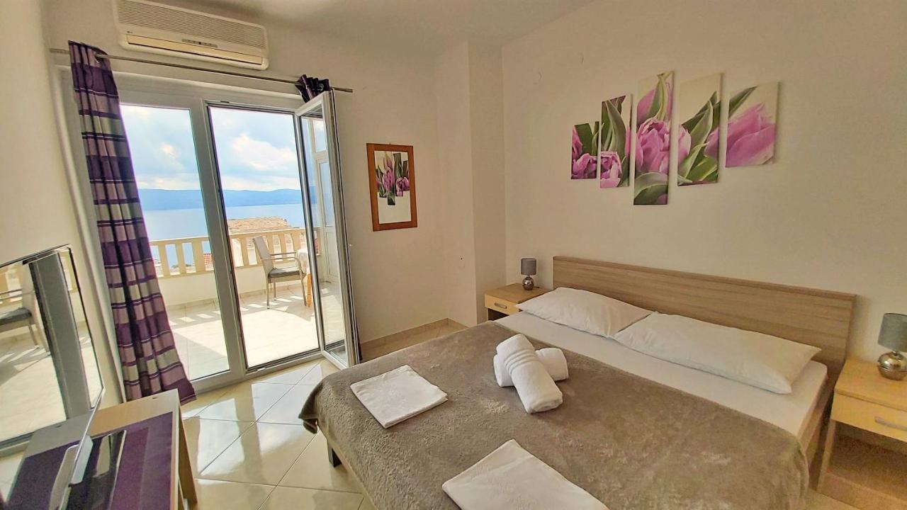 Apartments Nemira Omis Bagian luar foto