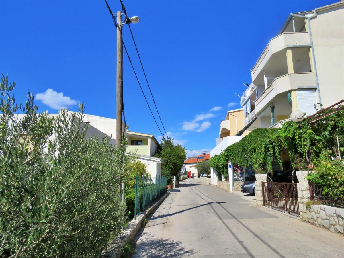 Apartments Nemira Omis Bagian luar foto
