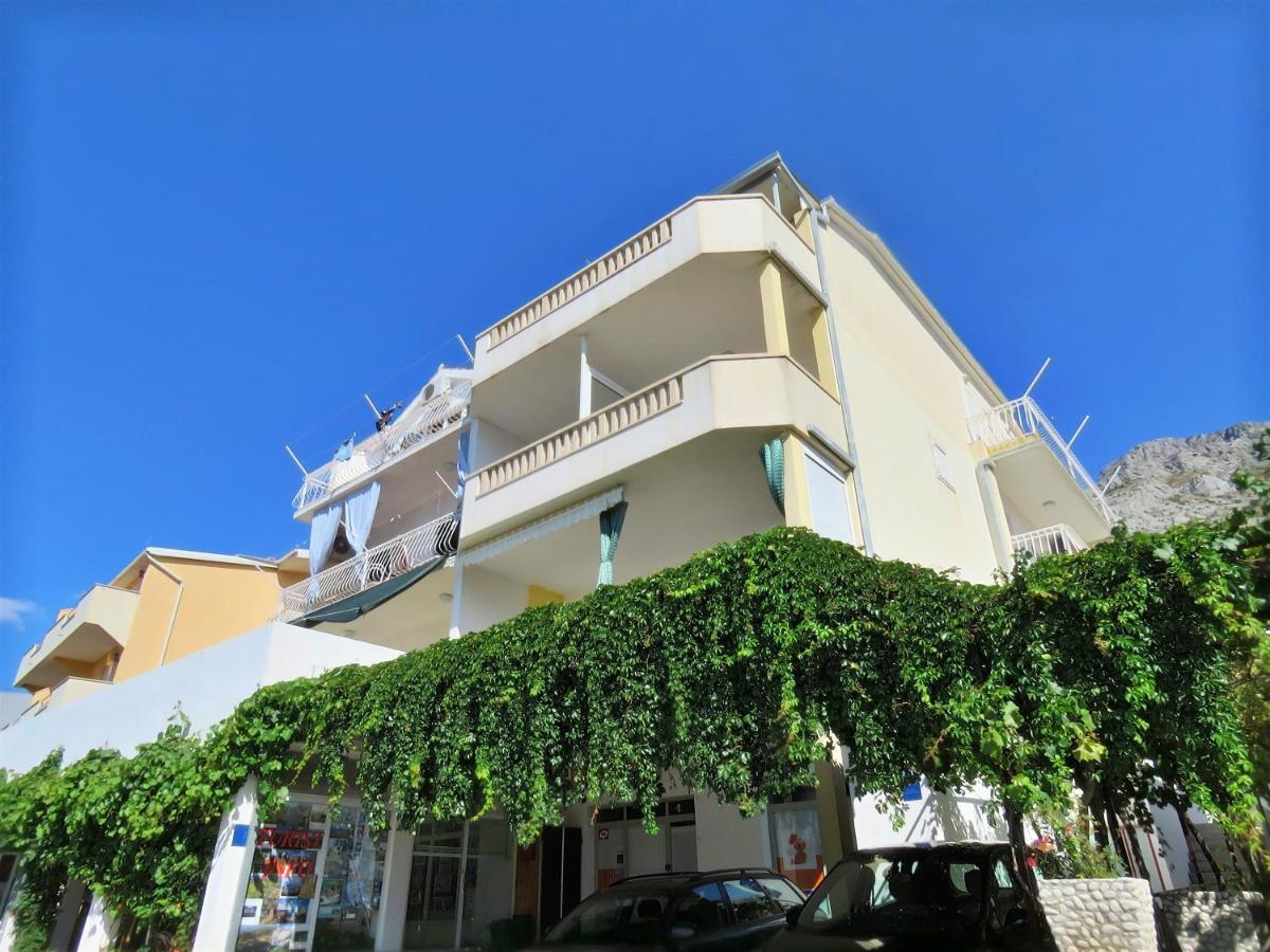 Apartments Nemira Omis Bagian luar foto